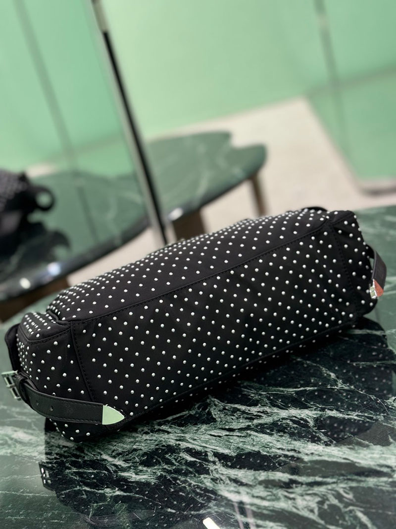 プラダ アウトレット PRADA プラダ スタッズ付 Re-Nylon バッグ 1BC236_2HGV_F0002_V_OOO ブラック H品 プラダ 斜めがけバッグ アウトレット - 画像 (4)