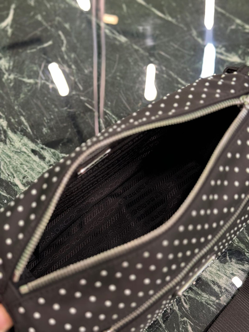 プラダ アウトレット PRADA プラダ スタッズ付 Re-Nylon バッグ 1BC236_2HGV_F0002_V_OOO ブラック H品 プラダ 斜めがけバッグ アウトレット - 画像 (3)