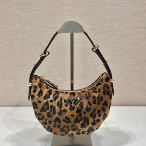 プラダ 斜めがけバッグ レディース