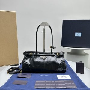 プラダ 斜めがけバッグ レディース