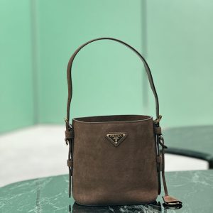 プラダ バケットバッグ コーデ