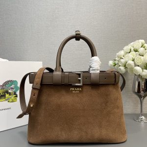 プラダ バックル 永野芽郁