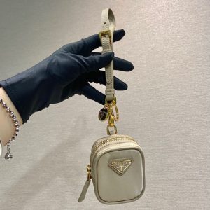 プラダ ミニポーチ ナイロン