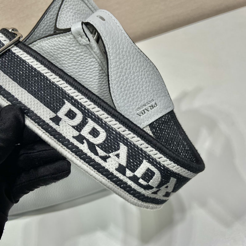 プラダ アウトレット PRADA VITTELO DAINO フルーレザーホーボーバッグ BC073_2DKV_F010I_V_7NO1 ライトブルー H品 プラダ 斜めがけバッグ レディース - 画像 (6)