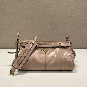 プラダ 斜めがけバッグ