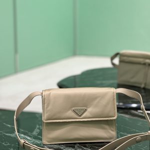 プラダ 斜めがけ ナイロン レディース