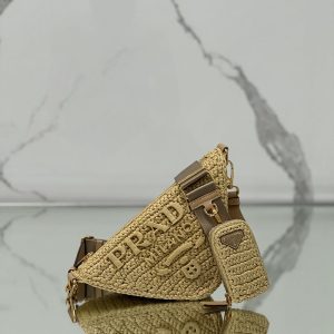 プラダ バッグ 三角