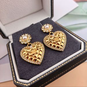 セリーヌ ノットピアス 芸能人