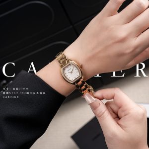 カルティエの時計をしている女性