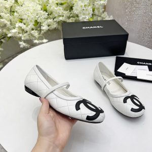 シャネル メリージェーン 白