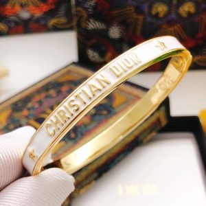 カルティエ ブレスレット 芸能人