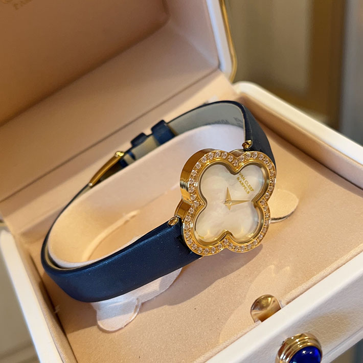 最高級ヴァンクリーフスーパーコピー ヴァンクリーフ&アーペル レディース時計 アルハンブラ スモールモデル ダイヤベゼル クォーツ VCARM95900 - 画像 (6)