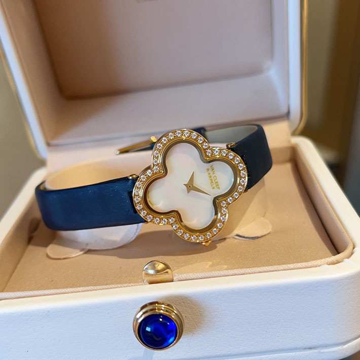 最高級ヴァンクリーフスーパーコピー ヴァンクリーフ&アーペル レディース時計 アルハンブラ スモールモデル ダイヤベゼル クォーツ VCARM95900 - 画像 (5)