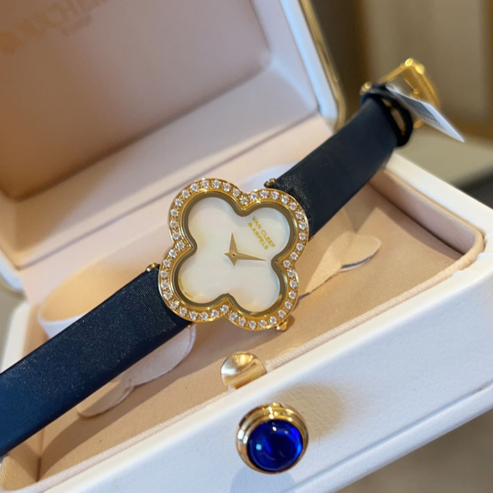 最高級ヴァンクリーフスーパーコピー ヴァンクリーフ&アーペル レディース時計 アルハンブラ スモールモデル ダイヤベゼル クォーツ VCARM95900 - 画像 (3)