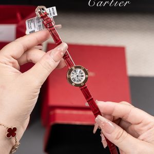 カルティエの時計をしている女性