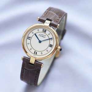 カルティエの時計をしている女性