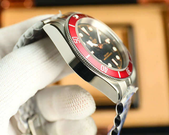 最高級チューダースーパーコピー TUDOR ブラックベイ 7941A1A0RU レッドベゼル メンズ 腕時計 ブラック オートマ 自動巻き ウォッチ - 画像 (9)