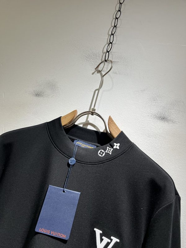 最高級ルイヴィトンスーパーコピー エンボスLVロングスリーブTシャツ