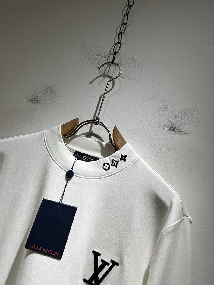 最高級ルイヴィトンスーパーコピー エンボスLVロングスリーブTシャツ アパレル ロンT トップス ホワイト 2524941 ルイヴィトン トレーナー メンズ - 画像 (6)