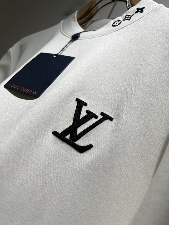 最高級ルイヴィトンスーパーコピー エンボスLVロングスリーブTシャツ アパレル ロンT トップス ホワイト 2524941 ルイヴィトン トレーナー メンズ - 画像 (4)