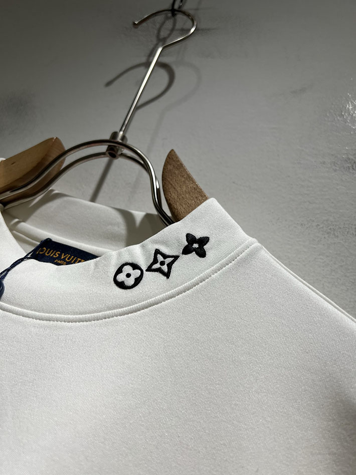 最高級ルイヴィトンスーパーコピー エンボスLVロングスリーブTシャツ アパレル ロンT トップス ホワイト 2524941 ルイヴィトン トレーナー メンズ - 画像 (3)