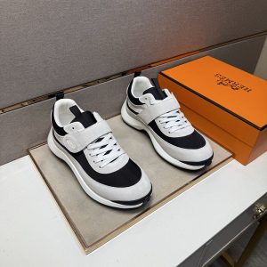 エルメス スニーカー ダサい