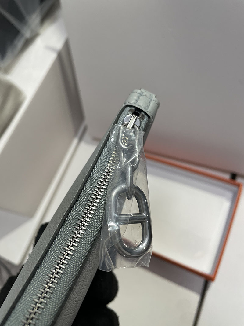 HERMES エルメス クラッチバッグ ジップアンゴー PM シェーヌ・ダンクル ブルーグラシエ トゴ シルバー金具 2526266 エルメス ジップアンゴー 定価 - 画像 (8)