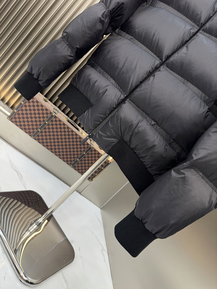 最高級モンクレールスーパーコピー Moncler 2025新作 VIOZ ダウンボンバージャケット ブラック 2525386 今年 流行りのダウンジャケット - 画像 (7)