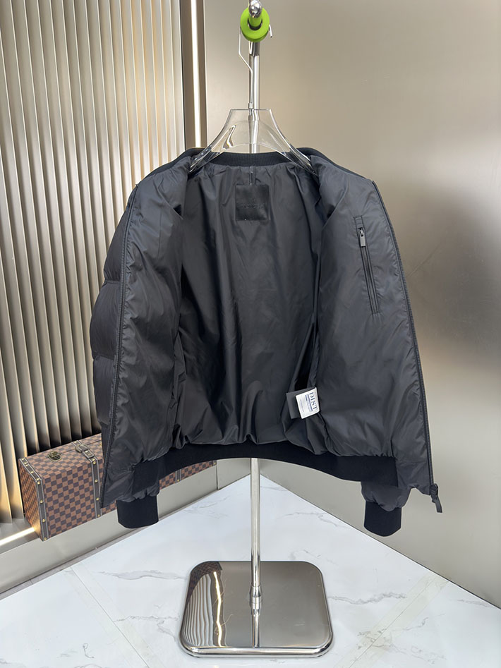 最高級モンクレールスーパーコピー Moncler 2025新作 VIOZ ダウンボンバージャケット ブラック 2525386 今年 流行りのダウンジャケット - 画像 (4)