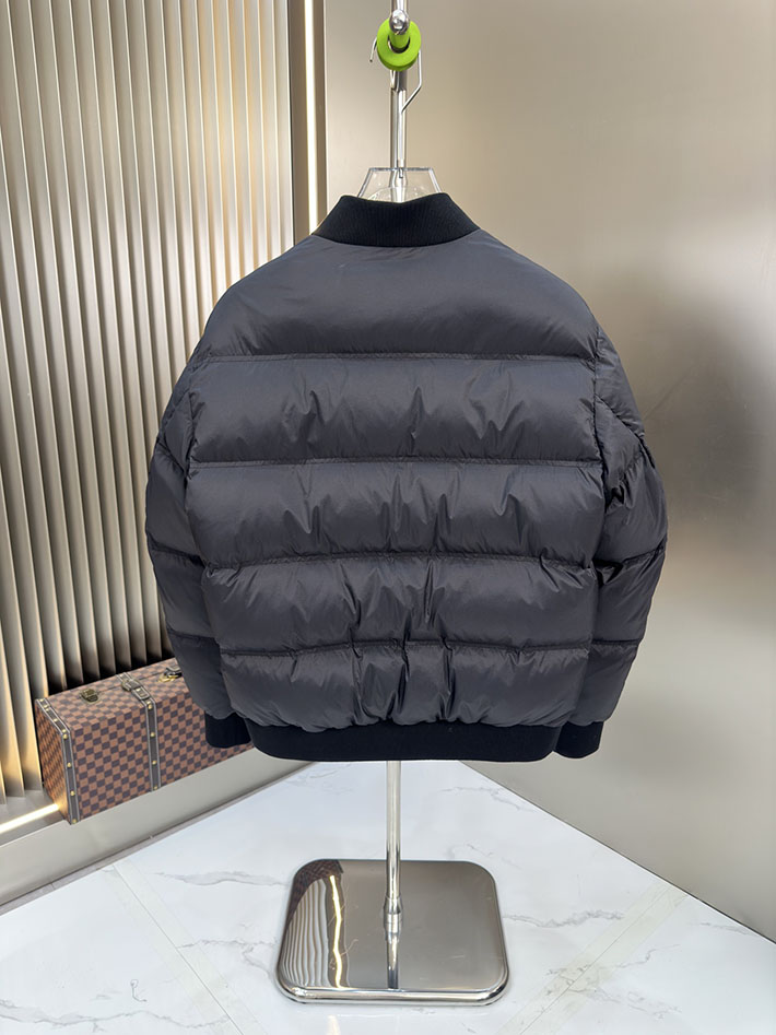 最高級モンクレールスーパーコピー Moncler 2025新作 VIOZ ダウンボンバージャケット ブラック 2525386 今年 流行りのダウンジャケット - 画像 (2)