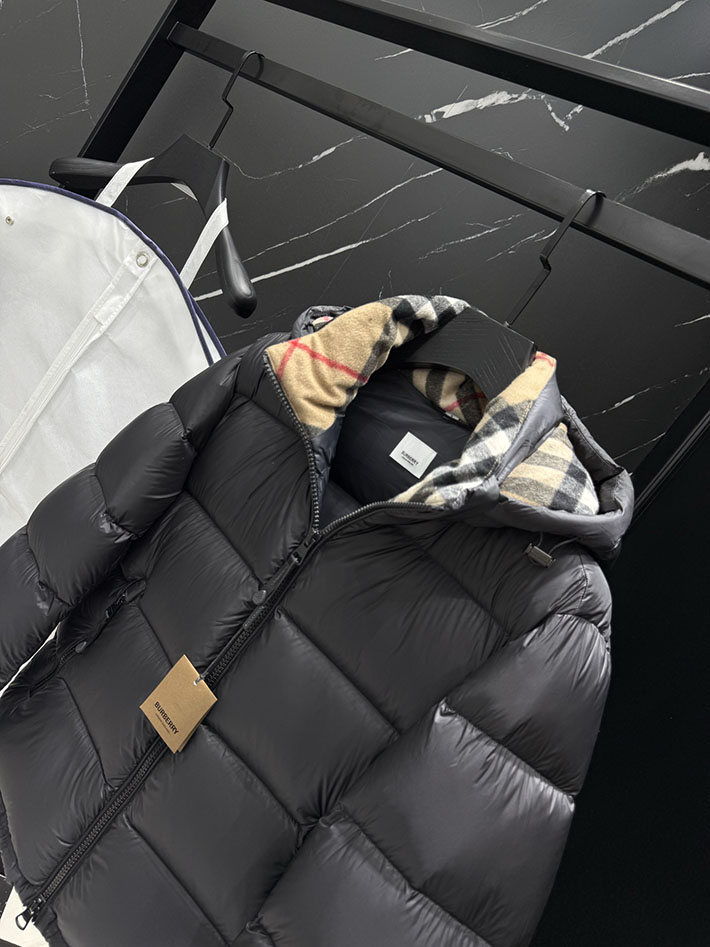 最高級バーバリースーパーコピー BURBERRY リバーシブル チェック フーデッド ダウンジャケット ブラック 2525409 バーバリー アウトレット店舗 - 画像 (3)