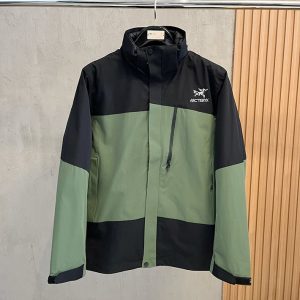 アークテリクス 女子 コーデ