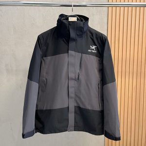 アークテリクス 女子 コーデ