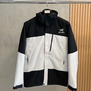 アークテリクス 女子 コーデ