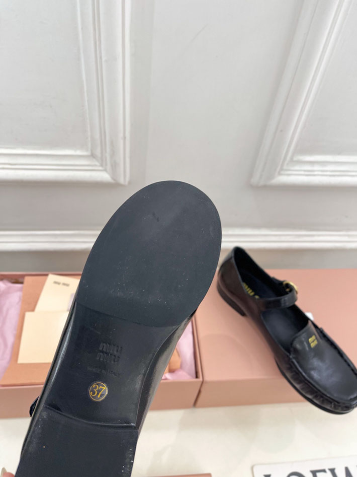 最高級MiuMiuスーパーコピー ミュウミュウ ストラップ付レザーローファー 5D563E_007_F0002 MIUMIU ローファー アウトレット - 画像 (4)