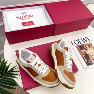 ヴァレンティノ スニーカー コーデ