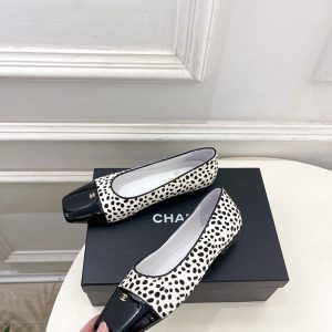 シャネル パンプス 値段