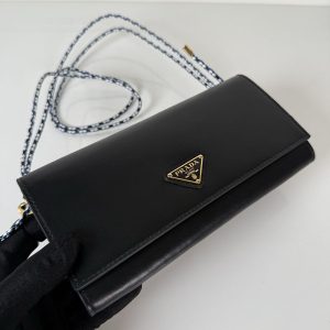 プラダ チェーンウォレット 公式