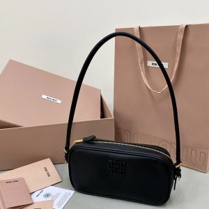 ミュウミュウ ポーチ アウトレット