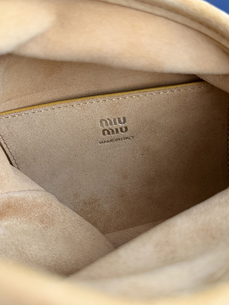 最高級MiuMiuスーパーコピー ミュウミュウ トリック付 スエード バッグ マスタードイエロー 5BA295_2IBU_F0R55_V_OT2 Miumiu バッグ 安い - 画像 (8)