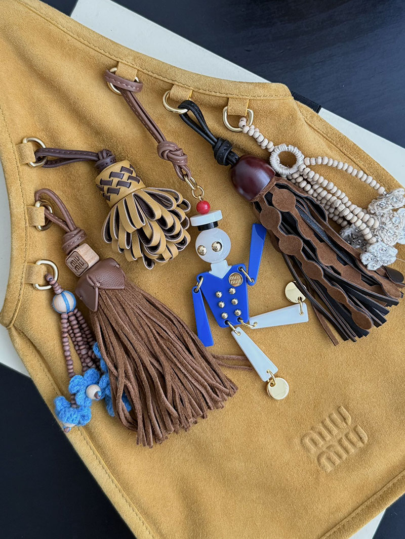 最高級MiuMiuスーパーコピー ミュウミュウ トリック付 スエード バッグ マスタードイエロー 5BA295_2IBU_F0R55_V_OT2 Miumiu バッグ 安い - 画像 (7)