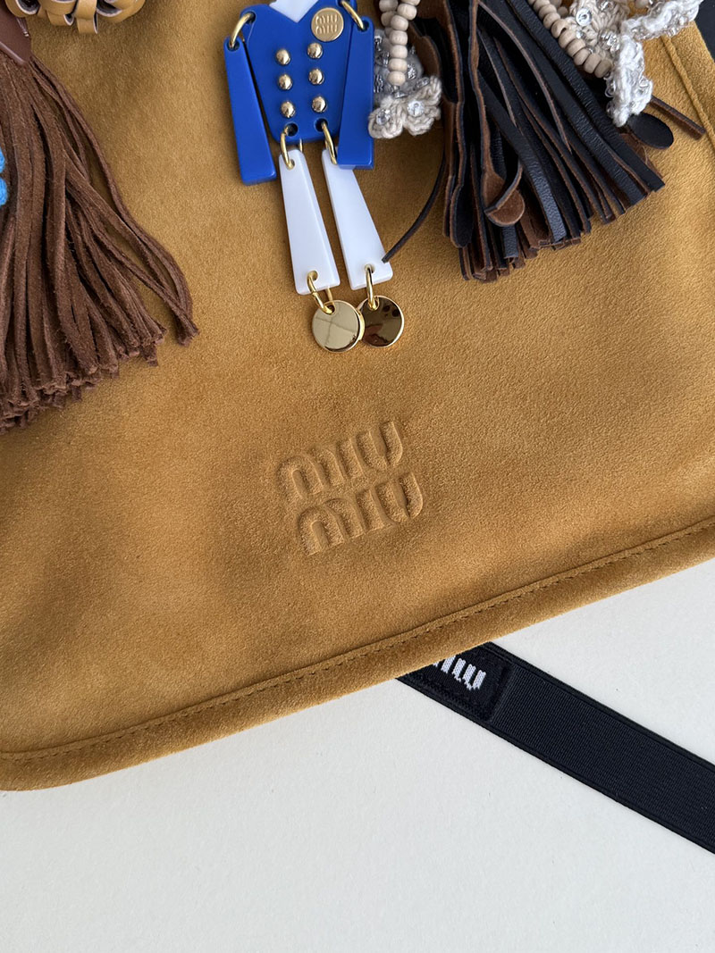 最高級MiuMiuスーパーコピー ミュウミュウ トリック付 スエード バッグ マスタードイエロー 5BA295_2IBU_F0R55_V_OT2 Miumiu バッグ 安い - 画像 (6)