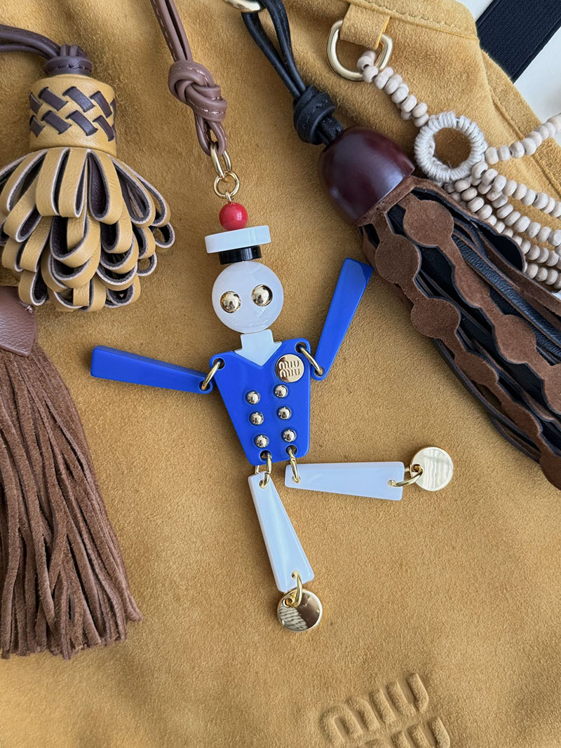 最高級MiuMiuスーパーコピー ミュウミュウ トリック付 スエード バッグ マスタードイエロー 5BA295_2IBU_F0R55_V_OT2 Miumiu バッグ 安い - 画像 (5)