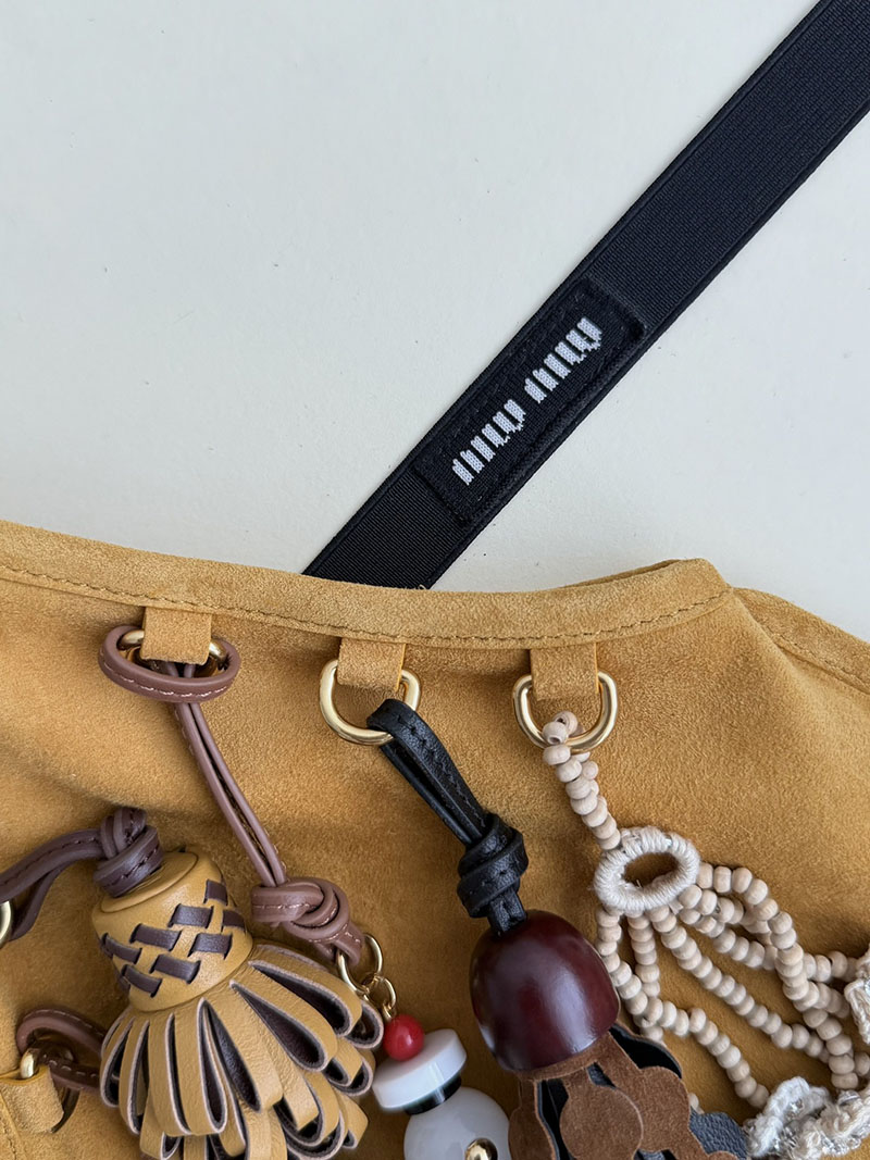 最高級MiuMiuスーパーコピー ミュウミュウ トリック付 スエード バッグ マスタードイエロー 5BA295_2IBU_F0R55_V_OT2 Miumiu バッグ 安い - 画像 (3)