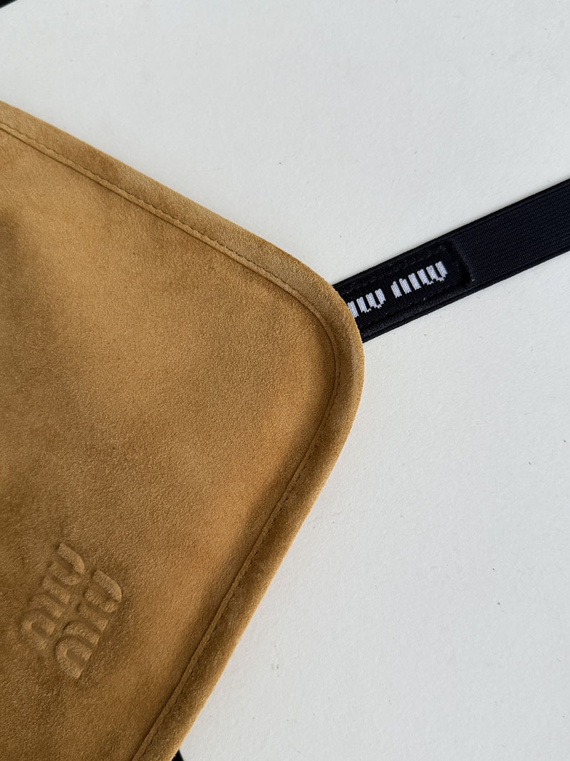 最高級MiuMiuスーパーコピー ミュウミュウ トリック付 スエード バッグ マスタードイエロー 5BA295_2IBU_F0R55_V_OT2 Miumiu バッグ 安い - 画像 (2)