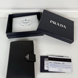 プラダ パスポートケース
