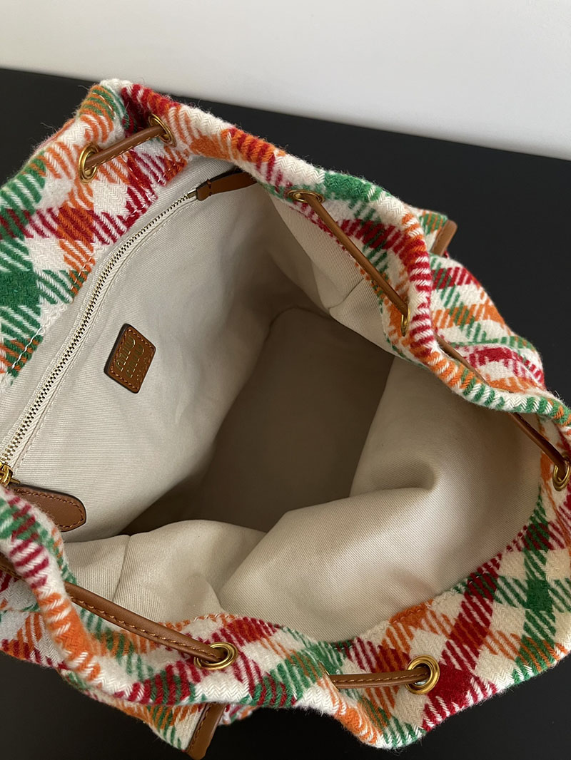 最高級MiuMiuスーパーコピー ミュウミュウ プレイドxレザー バックパック 5BZ042_2IFK_F0Q6N_V_OOM ミュウミュウ リュック - 画像 (3)