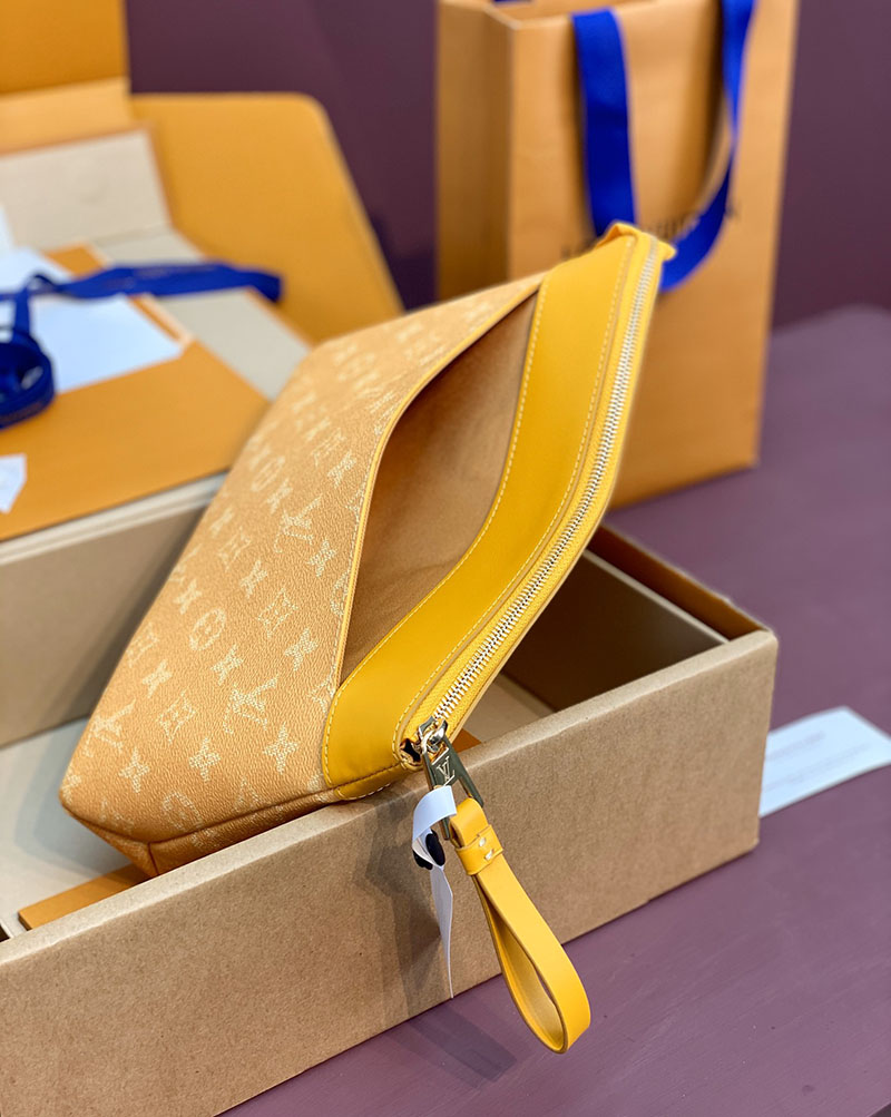 ルイヴィトン バッグ 新作 Louis Vuitton ポシェット・ヴォワヤージュ スープル サフランイエロー 2526627 ヴィトン クラッチバッグ メンズ - 画像 (4)