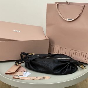 ミュウミュウ バッグ 芸能人