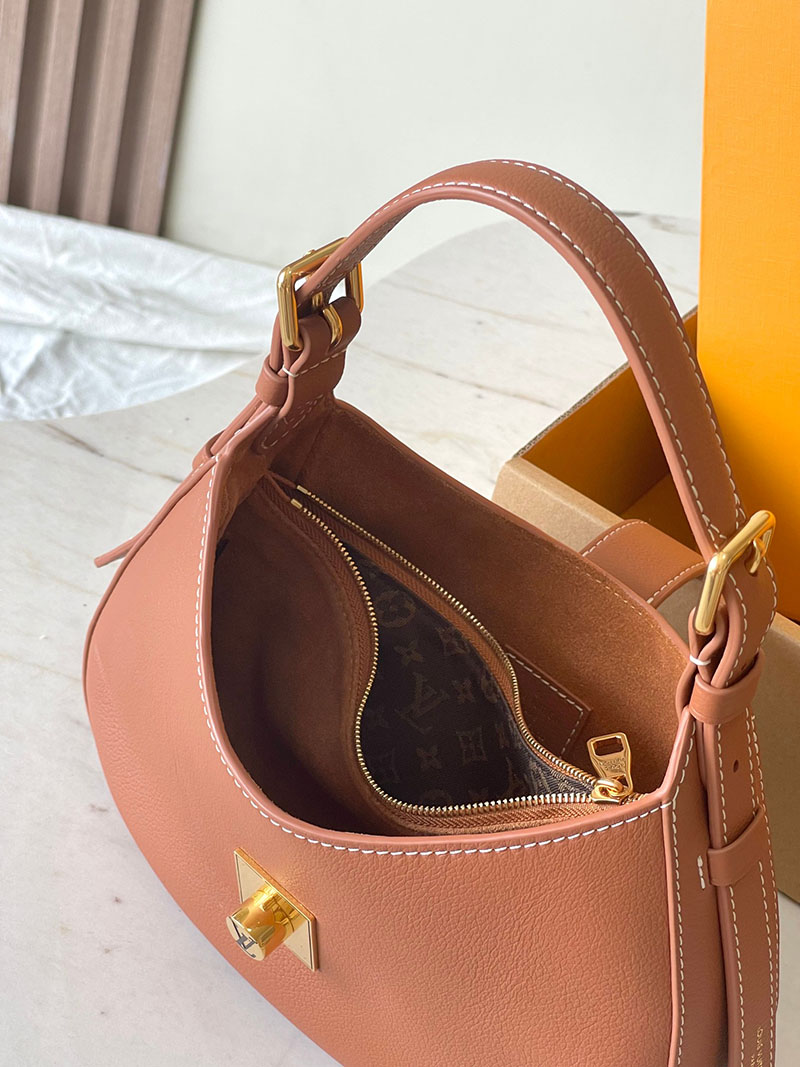 ルイヴィトン バッグ 新作 Louis Vuitton ロウキー・ショルダーバッグ コニャック M24885 ルイヴィトン ロウキー ホーボー 口コミ - 画像 (2)